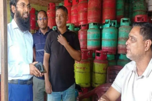 জগন্নাথপুরে গ্যাসের দোকানে মোবাইল কো‌র্টের অ‌ ভি যা ন ৫০ হাজার জরিমানা