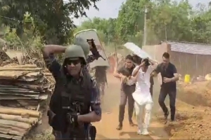 জনতার পাথর নিক্ষেপ, দৌড়ে পালালেন বিজেপি প্রার্থী