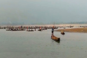 সুনামগঞ্জে নদী থেকে রাতের আঁধারে বালু লুট, ৪ মাঝিকে দ ণ্ড