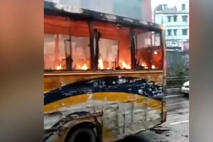 মিরপুরে যাত্রীদের নামিয়ে বাসে গু*লি, আ গু ন