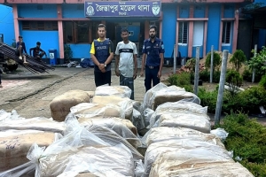 জৈন্তাপুরে বালুবাহী ট্রাক থেকে ৪৩৪১ পিস ভারতীয় শাড়ি জব্দ, আটক ১