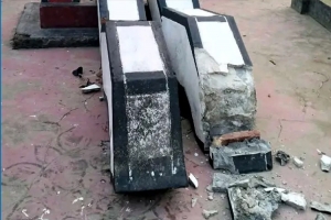 শহীদ মিনার ভা ঙ চু র