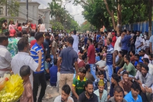 নগর ভবন এলাকা ‘ব্ল কে ড’, উপদেষ্টা আসিফের প দ ত্যা গ দাবি