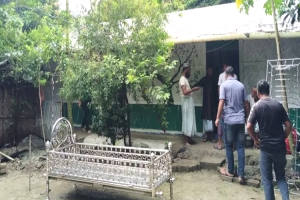 চট্টগ্রামে বাবার মৃ ত্যু র দিনে পরীক্ষা দিলেন নুসরাত, মন কাঁদাল সবার