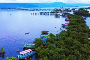 সুনামগঞ্জে টাঙ্গুয়ার হাওরে হাউসবোটে পর্যটক হ য় রা নি, সতর্ক থাকার আহ্বান প্রশাসনের