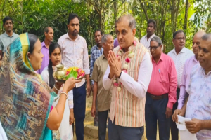 জুড়ীতে একটি একান্নবর্তী পরিবার দেখতে আসেন ভারতীয় সহকারী হাইকমিশনার অনিরুদ্ধ দাস