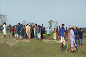 বাংলাদেশে ঢুকে বি*এসএফের লা ঠি চা র্জ