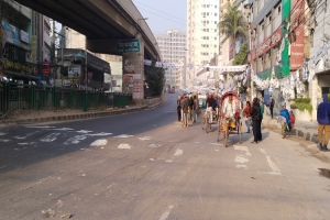 হরতালে সড়কে গাড়ি কম, ভোগান্তিতে যাত্রীরা