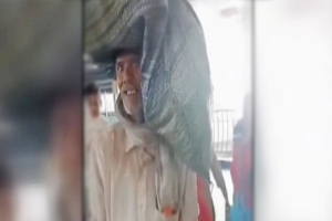 অপরিচ্ছন্ন পোশাক, কৃষককে মেট্রোতে উঠতে বাধা