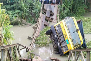 পিরোজপুরে ব্রিজ ভেঙে ট্রাক খালে, যোগাযোগ বন্ধ