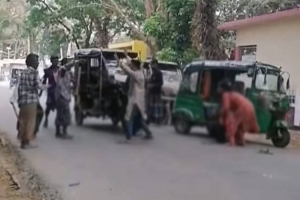 বাহুবলে দু'পক্ষের সংঘ র্ষে মহিলাসহ আ হ ত ১০
