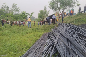 ঈদযাত্রায় ট্রাক উ'ল্টে নি'হত ১৫ ঈদযাত্রায় ট্রাক উ'ল্টে নি'হত ১৫