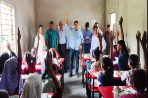 গোয়াইনঘাটের গুচ্ছগ্রাম প্রাথমিক বিদ্যালয়ে গিয়ে মুগ্ধ প্রতিমন্ত্রী