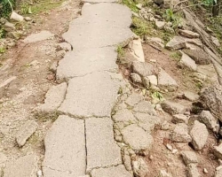 সড়ক দিয়ে হাঁটাচলাই দায়