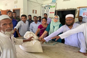 কুলাউড়ায় বন্যায় ক্ষতিগ্রস্তদের মাঝে সরকারি চাল বিতরণ