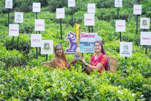 লাক্কাতুরা চা বাগানে চা কন্যার সাজে নিগার-লুইস