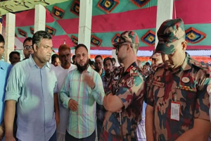 জুড়ীতে পূজামণ্ডপ পরিদর্শন করলেন বি জি বি-৫২ ব্যাটালিয়নের অধিনায়ক