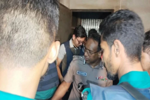টঙ্গীর মাজার বস্তিতে ‘গোপন বিলাসকক্ষ ও সুরঙ্গ', আ ট ক ৩৭