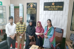জৈন্তাপুরে চিকিৎসাধীন দুই শিক্ষার্থীর পরিবারকে ইউএনও সুনন্দা রায়ের আর্থিক অনুদান