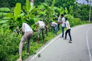 বড়লেখায় স্বেচ্ছাশ্রমে মহাসড়কের পাশের ঝোপঝাড় পরিস্কার করলো তারা