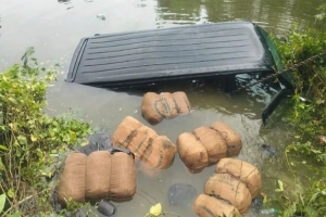 পুলিশের ধাওয়া খেয়ে পুকুরে গাঁ জা বাহী মাইক্রোবাস পুলিশের ধাওয়া খেয়ে পুকুরে গাঁ জা বাহী মাইক্রোবাস