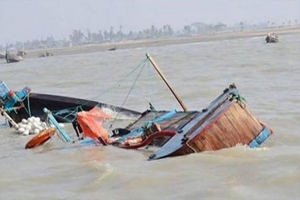 টেকনাফ উপকূলে রোহিঙ্গাবাহী নৌকাডুবি, নিখোঁজ ১৩
