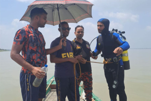 নদীতে পড়ে নি খোঁ জ কলেজছাত্র, উদ্ধার তৎপরতা চলছে