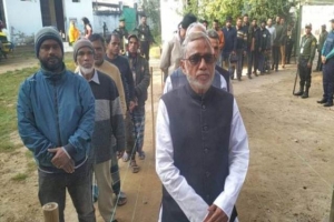 বড়লেখায় সাধারণ ভোটারদের লাইনে দাঁড়িয়ে ভোট দিলেন পরিবেশমন্ত্রী