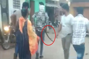 নববধূকে অপহরণে বিয়ের আসরে তরবারি নিয়ে গেলো যুবক