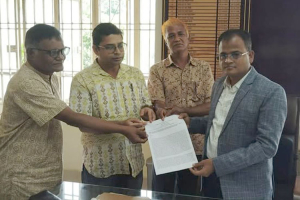 সুনামগঞ্জে ফসল ডুবে ক্ষতিগ্রস্তদের বছরব্যাপী সহায়তা ও ১৩টি দাবি জানিয়ে স্মারকলিপি