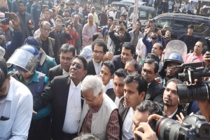 রায় শুনতে শ্রম আদালতে ড. ইউনূস