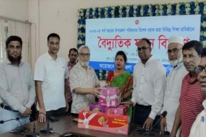 চা শ্রমিকদের মাঝে রেইনকোট সেলাই মেশিন ও ফ্যান বিতরণ