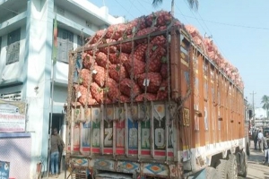 ভারত থেকে এলো ১০০ টন আলু, কেজিতে কমলো ১০ টাকা