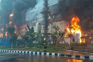 ভারতে আইফোন তৈরির কারখানায় আ গু ন, চীনের দ্বারস্থ অ্যাপল!