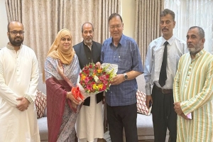 কৃষিমন্ত্রীকে জেলা পরিষদ হবিগঞ্জ চেয়ারম্যানের ফুলেল শুভেচ্ছা