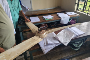 কুলাউড়ায় শ্রেণিকক্ষে খুলে পড়ল সিলিং ফ্যান, ছাত্রী আ*হত