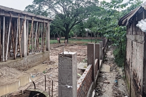 কুলাউড়ায় বিদ্যালয়ের সী*মানা প্রাচীর নির্মাণ নিয়ে ক্ষু*ব্ধ এলাকাবাসী 