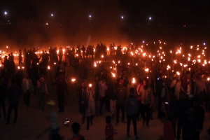 তিস্তাপাড়ে ম*শাল জ্বা লি য়ে লাখো মানুষের প্র তি বা দ
