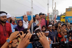 ব্যারিষ্টার সুমনকে হ ত্যা র হু ম কির প্রতিবাদে শায়েস্তাগঞ্জে মানববন্ধন