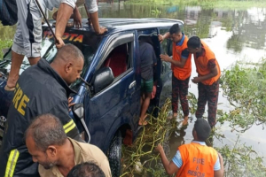 মাইক্রোবাস খালে পড়ে নি*হত ৭