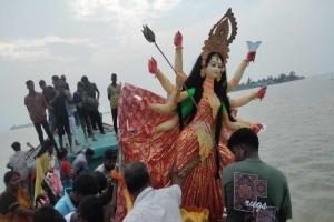লাখাইয়ে প্রতিমা বিসর্জনে মধ্যে দিয়ে শেষ হচ্ছে দুর্গোৎসব