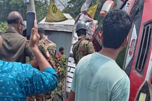 বাস উল্টে খাদে পড়ে বাবা-ছেলেসহ নি হ ত ৭