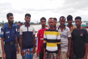 ছাতকে ৯‌টি বালু বোঝাই নৌকাসহ আ ট ক ৭