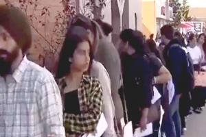 কানাডায় ওয়েটারের চাকরির জন্য হাজার হাজার ভারতীয়র লাইন