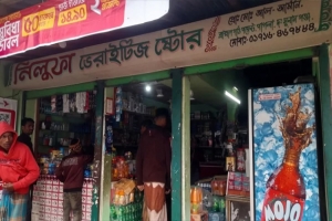 সুনামগঞ্জে পরনের লুঙ্গি দিয়ে প্রহরীকে বেঁধে দোকানে ডা কা তি