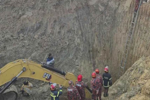 ২০ ঘণ্টায়ও উ*দ্ধার হয়নি গ*র্তে পড়া শিশু