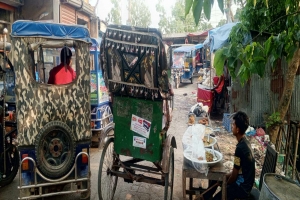 লাখাইয়ে ফুটপাত ব্যবসায়ীদের দখলে