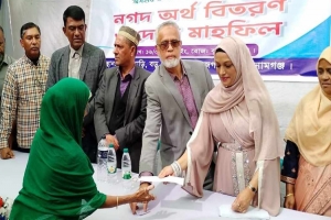 জগন্নাথপুরে দরিদ্র পরিবারের মধ্যে নগদ অর্থ বিতরণ