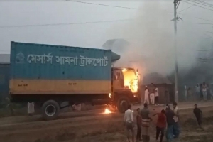 গাজীপুরে কাভার্ডভ্যানে আগুন