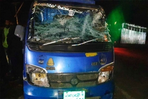 শান্তিগঞ্জে রাস্তায় আগুন জ্বালিয়ে গাড়ি ভাংচুর 